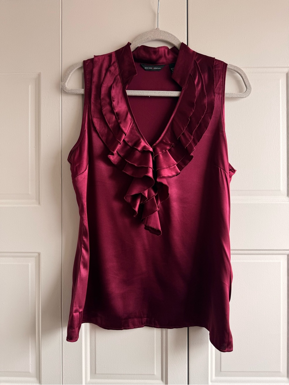 Y2K NY&Co Burgundy Satin Ruffle Sleeveless Blouse Sz 10 Office Siren Chic Sexy